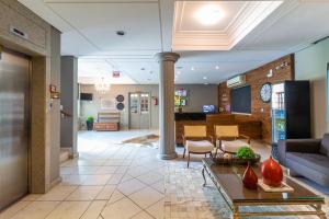 a living room with a couch and a table at Hotel Werlich in São José