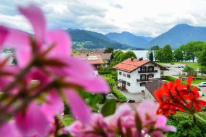 vistas a una ciudad con flores rosas en el primer plano en Hotel Askania 1927, en Bad Wiessee