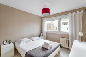 a bedroom with two beds and a window at LORGERIL -appartement 2 chambres proche Mail in Rennes