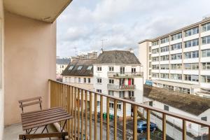 a bench sitting on a balcony with buildings at LORGERIL -appartement 2 chambres proche Mail in Rennes