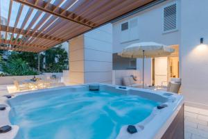 a hot tub in the middle of a patio at Apartments Villa Medic in Brela