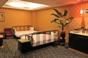 In-stone Motel 객실 침대