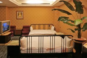 In-stone Motel 객실 침대