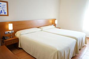 A bed or beds in a room at Hotel Santuari Balaguer