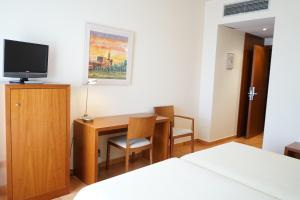 A television and/or entertainment centre at Hotel Santuari Balaguer