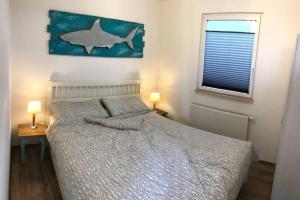 Postel nebo postele na pokoji v ubytování Ferienhaus Good Times mit eigenem Steg Ferienpark Vislust Ijsselmeer
