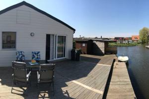 Balkón nebo terasa v ubytování Ferienhaus Good Times mit eigenem Steg Ferienpark Vislust Ijsselmeer