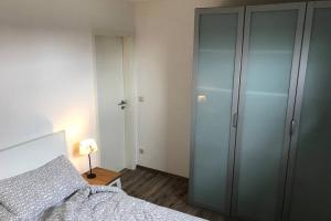 Postel nebo postele na pokoji v ubytování Ferienhaus Good Times mit eigenem Steg Ferienpark Vislust Ijsselmeer