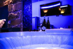 アルゲーロにあるVilla Asfodelo Guest House & Relaxのバー(バスタブ、ワインボトル、グラス付) +40枚の写真