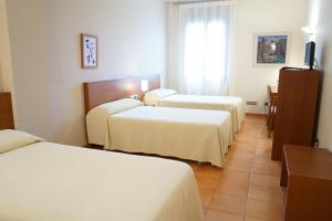 Postel nebo postele na pokoji v ubytování Hotel Santuari Balaguer + 37 fotografií