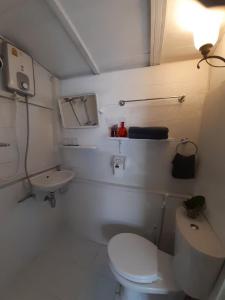un bagno bianco con un water e un lavandino di Village Homestay a Udon Thani Altre 83 foto