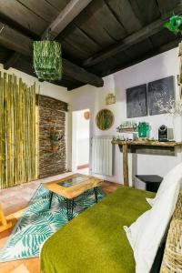 een woonkamer met een houten tafel en een tafel bij Opera Suites - Il sentiero della felicità in Calcata