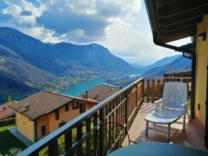 d'un balcon avec vue sur la rivière et les montagnes. dans l'établissement IseoLakeRental - La Magia del Lago, à Ranzanico