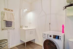 La salle de bains est pourvue d'un lave-linge et d'un lavabo. dans l'établissement Ker Eno, à Dinard