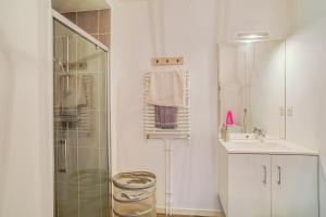 ein weißes Badezimmer mit Dusche und Waschbecken in der Unterkunft Ker Eno in Dinard + 6 Fotos