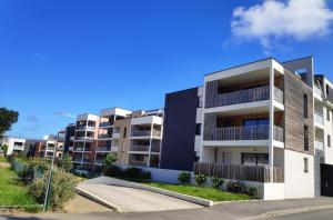 ein Bild eines Mehrfamilienhauses in der Unterkunft Ker Eno in Dinard