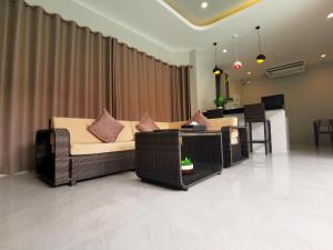 - un salon avec un canapé et une table dans l'établissement The Apex private pool villa Krabi, à Krabi