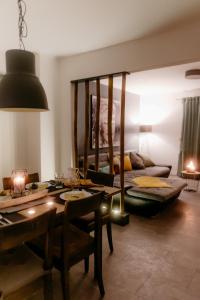 a living room with a table and a bed at Monteurzimmer Pavan E2-KEINE Ferienwohnung in Saarlouis
