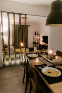 a dining room with a long table with chairs at Monteurzimmer Pavan E2-KEINE Ferienwohnung in Saarlouis