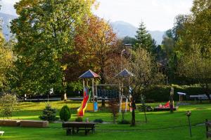 einen Park mit Spielplatz mit Rutsche in der Unterkunft Sporthotel Wilder Kaiser in Oberaudorf
