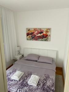 En eller flere senge i et værelse på Apartment Biser Belvil