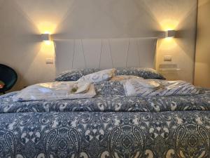 two beds sitting next to each other in a bedroom at RESIDENZA VENTURINI 2.0 in Piacenza
