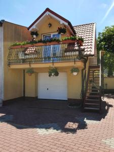 Casa con 2 puertas de garaje y balcón en Amberek Dom Gościnny, en Międzyzdroje