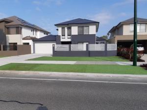 una casa sul lato di una strada di Perth Urban Lodge a Perth