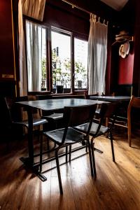 - une table et des chaises dans une chambre avec fenêtre dans l'établissement B&B Casa Ortega, à Marseille