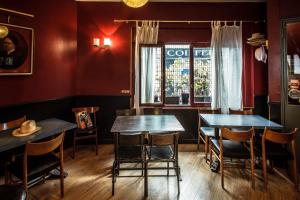 un restaurant avec deux tables et des chaises ainsi qu'une fenêtre dans l'établissement B&B Casa Ortega, à Marseille