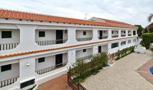 anterior view of a building with a courtyard at La Almadraba Experience in Platja de l’Almadrava