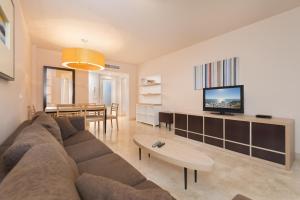 TV a/nebo společenská místnost v ubytování Spacious 3 bedrooms apartment side sea view