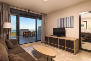 TV a/nebo společenská místnost v ubytování Spacious 3 bedrooms apartment side sea view