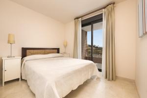Posteľ alebo postele v izbe v ubytovaní Amplio apartamento de 2 dormitorios vista mar lateral