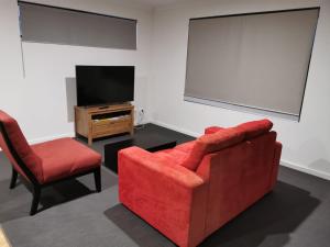 Un televizor și/sau centru de divertisment la Perth Urban Lodge
