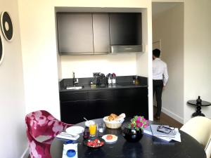Kuchyň nebo kuchyňský kout v ubytování Hôtel Cardinal Bordeaux Centre
