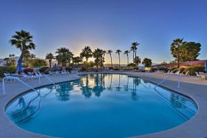 Piscina de la sau aproape de Indio Escape with Fire Pit and Resort Amenities!