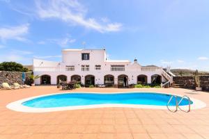 Conil的住宿－Casa Clara 1，大型白色房屋,设有大型游泳池