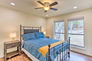 Een bed of bedden in een kamer bij Lake Texoma Retreat with Deck Less Than 1 Mi to Marina!