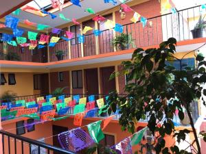 ein Gebäude mit bunten Flaggen, die von einem Balkon hängen in der Unterkunft Hotel La Cascada in Oaxaca de Juárez