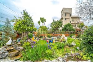 a garden in front of a building at 花蓮 達芙妮花園民宿 in Ji'an