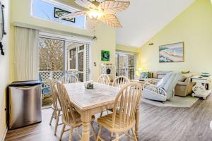 een eetkamer en een woonkamer met een tafel en stoelen bij Sea Colony - 14001 Tall Pines in Bethany Beach