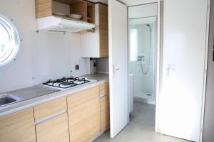 Kuchyň nebo kuchyňský kout v ubytování Camping 3 Estrellas Costa Brava + 37 fotografií