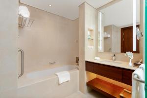 Een badkamer bij dusitD2 Salwa Doha