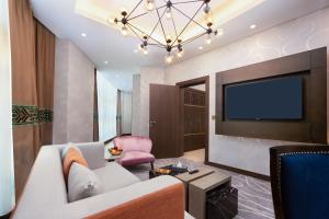 Een TV en/of entertainmentcenter bij dusitD2 Salwa Doha

