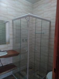 eine Glasdusche in einem Badezimmer mit Waschbecken in der Unterkunft Hotel Refazenda in Visconde De Maua + 89 Fotos