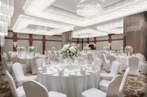 Een restaurant of ander eetgelegenheid bij dusitD2 Salwa Doha