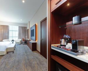 Een bed of bedden in een kamer bij dusitD2 Salwa Doha