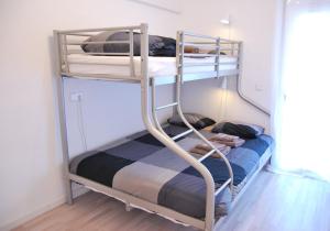 Apartamento en Cambrils Puerto,con Parking في كامبريلس: سرير بطابقين في غرفة مع سرير بطابقين كان مزعج
