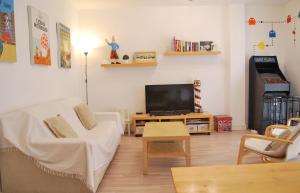 Apartamento en Cambrils Puerto,con Parking في كامبريلس: غرفة معيشة مع أريكة بيضاء وتلفزيون